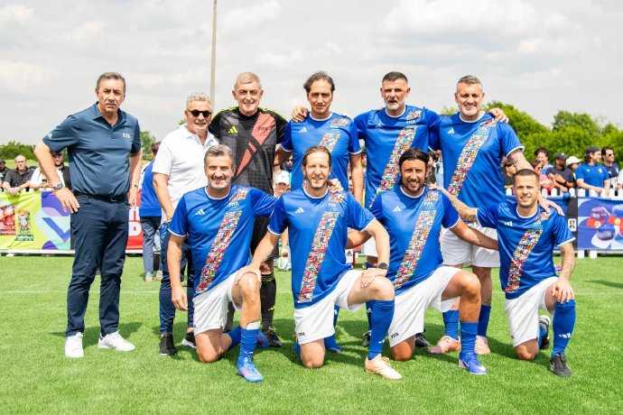 老哥几个又组团踢球去了